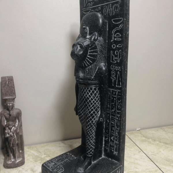 تمثال الإلهة سخمت - مصنوع يدويًا من الحجر الأسود المصري - Image 3