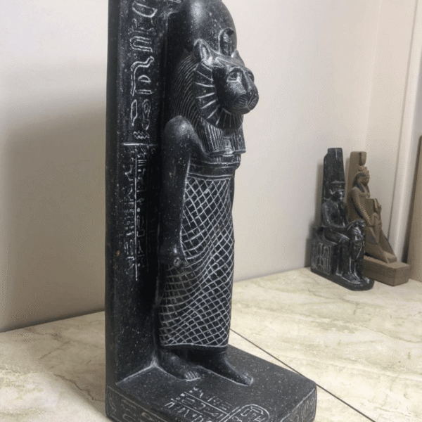 تمثال الإلهة سخمت - مصنوع يدويًا من الحجر الأسود المصري - Image 2